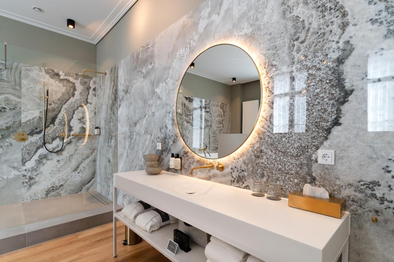 Het Arresthuis Ruremonde Extérieur photo Bathroom with a backlit mirror