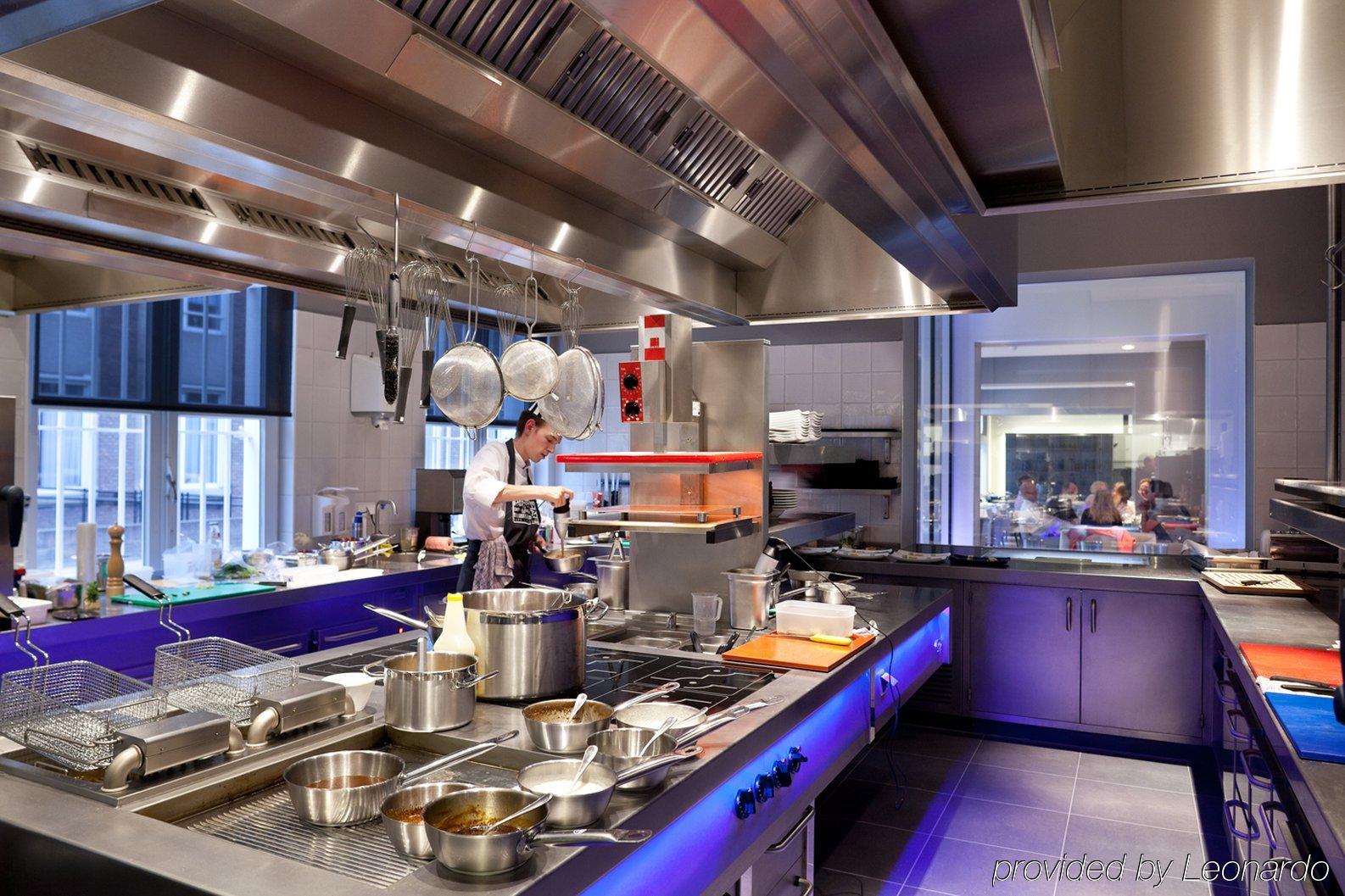 Het Arresthuis Ruremonde Restaurant photo A commercial kitchen