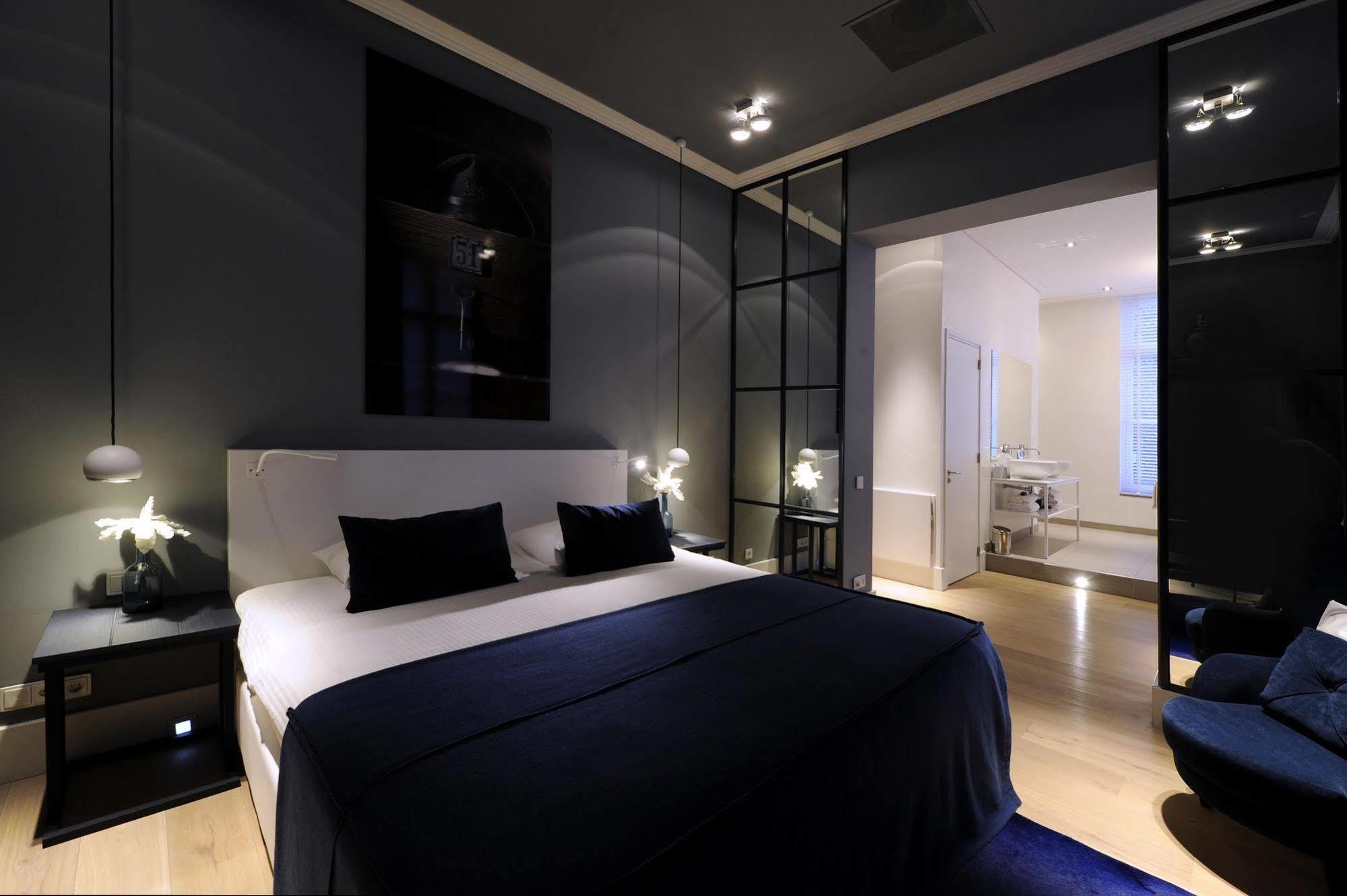 Het Arresthuis Ruremonde Extérieur photo A suite at the Hotel Indigo, Paris Montmartre
