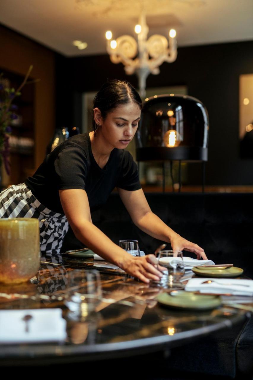 Het Arresthuis Ruremonde Extérieur photo A waitress clearing a table